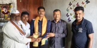 यशस्वी विद्यार्थ्यांचा श्री साकेश्वर विद्यालयातर्फे घरी जाऊन सन्मान आकाश दरे यांची पोलीस उपनिरीक्षक पदी निवड झाल्याबद्दल सत्कार
