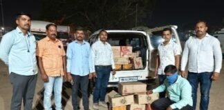 अवैध दारू वाहतूक करणाऱ्यावर स्थानिक गुन्हे शाखेकडून छापा, लाखो रुपयांचा मुद्देमाल जप्त जामखेड शहरासह तालुक्यात अवैध दारू वाहतूक व विक्री करणारांचे धाबे दणाणले