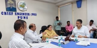 कर्जत-जामखेडमधील सिंचनाच्या प्रश्नावर आ. रोहित पवार आक्रमक कुकडीचे उन्हाळी आवर्तन, बंधारे-दुरुस्ती आणि शेतकऱ्यांच्या नुकसान भरपाईसाठी सिंचन भवनात महत्त्वपूर्ण बैठक
