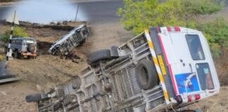 साकत घाटात यात्रेकरूची गाडी पलटी, चार जण गंभीर जखमी, वीस जण किरकोळ जखमी