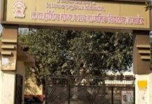 ल.ना.होशिंग उच्च माध्यमिक विद्यालयामध्ये अकरावी प्रवेशासाठी विद्यार्थ्यांच्या रांगा