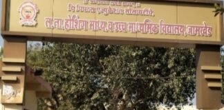 ल.ना.होशिंग उच्च माध्यमिक विद्यालयामध्ये अकरावी प्रवेशासाठी विद्यार्थ्यांच्या रांगा