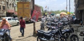 पुन्हा अतिक्रमणे, अस्ताव्यस्त वाहने पार्किंग, आणी नेहमीचीच वाहतूक कोंडी जामखेड मध्ये चाललय काय?
