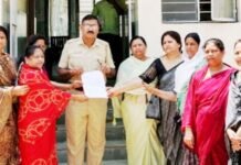 सचिन आजबे यांच्या उपोषणाची चौकशी करुन कारवाई करा, कलाकेंद्र मालकांची निवेदनाद्वारे मागणी कारवाई न झाल्यास आठ दिवसात कलाकेंद्र मालक उपोषण करणार