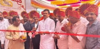 संजय कोठारी सामाजिक कार्यासोबतच व्यवसायातही अग्रेसर – सभापती राम शिंदे जामखेडमध्ये ‘पारस ऑटोमोबाईल्स’ महिंद्रा ओरिजनल स्पेअर पार्ट्सचे उत्साहात उद्घाटन.