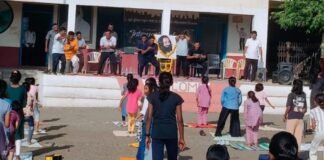 इंग्लिश स्कूलमध्ये ‘जागतिक योग दिन’ उत्साहात साजरा “आर्ट ऑफ लिव्हिंग, पोलीस, ग्रामपंचायत व लोकमतच्या संयुक्त विद्यमाने आरोग्याचा जागर”
