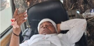 ICU मध्ये असूनही सहकाऱ्याच्या मस्टरची काळजी करणारे ग्रामविकास अधिकारी अशोक थोरात ” “जामखेड पंचायत समिती समोर मोटारसायकलच्या अपघातानंतरही कर्तव्याप्रती निष्ठा कायम”