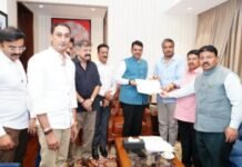 आ. रोहित पवारांची मुख्यमंत्र्यांशी चर्चा – विनाअट सरसकट कर्जमाफी व विद्यार्थी प्रश्न
