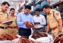 जामखेडमध्ये भांड्याच्या दुकानावर पोलिसांचा छापा; शेतीपंपासाठी वापरल्या जाणाऱ्या ₹९.७९ लाखांच्या १,६३५ किलो तांब्याच्या तारा जप्त कागदपत्रे सादर न केल्याने महाराष्ट्र पोलीस अधिनियम कलम १२४ अन्वये गुन्हा दाखल; अधिक तपास सुरू