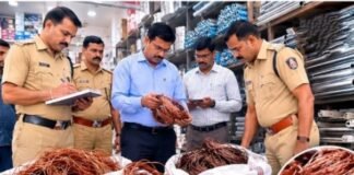 जामखेडमध्ये भांड्याच्या दुकानावर पोलिसांचा छापा; शेतीपंपासाठी वापरल्या जाणाऱ्या ₹९.७९ लाखांच्या १,६३५ किलो तांब्याच्या तारा जप्त कागदपत्रे सादर न केल्याने महाराष्ट्र पोलीस अधिनियम कलम १२४ अन्वये गुन्हा दाखल; अधिक तपास सुरू