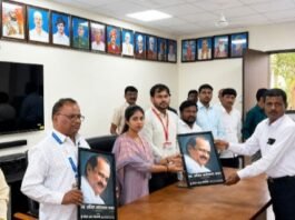 संध्याताई सोनवणे यांच्या संकल्पनेतून तालुकाभर ‘दादांची प्रतिमा’ अभियान, शाळा व शासकीय कार्यालयांना प्रतिमांचे वितरण