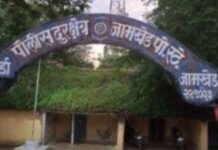 खुरपणीसाठी शेतात गेले, अन् चोरट्यांनी साधला डाव; खर्डा पोलिस ठाणे हद्दीत दिवसाढवळ्या घरफोडी बंद घराचे कुलूप तोडून कपाट फोडून अडीच लाखांचा ऐवज लंपास, अज्ञात चोरट्याविरुद्ध गुन्हा दाखल