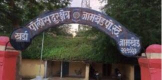 खुरपणीसाठी शेतात गेले, अन् चोरट्यांनी साधला डाव; खर्डा पोलिस ठाणे हद्दीत दिवसाढवळ्या घरफोडी बंद घराचे कुलूप तोडून कपाट फोडून अडीच लाखांचा ऐवज लंपास, अज्ञात चोरट्याविरुद्ध गुन्हा दाखल