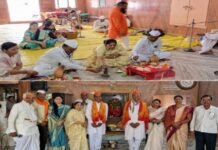 आषाढी एकादशीनिमित्त हनुमान मंदिरात विठ्ठल-रुक्मिणीची महापूजा व अभिषेक भक्तिभावात संपन्न प्राचार्य बाळासाहेब पारखे व पर्यवेक्षक सुदाम वराट यांच्या हस्ते सपत्नीक महापूजा; बाल भजनींच्या सुरेल भजनाने वातावरण झाले भक्तिमय.