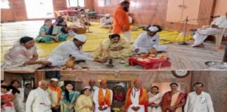 आषाढी एकादशीनिमित्त हनुमान मंदिरात विठ्ठल-रुक्मिणीची महापूजा व अभिषेक भक्तिभावात संपन्न प्राचार्य बाळासाहेब पारखे व पर्यवेक्षक सुदाम वराट यांच्या हस्ते सपत्नीक महापूजा; बाल भजनींच्या सुरेल भजनाने वातावरण झाले भक्तिमय.