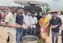 पन्हाळकर हॉस्पिटलच्या वतीने धाकटी पंढरीत हजारो भाविकांना फराळ वाटप आषाढी एकादशीनिमित्त दुसऱ्या वर्षीही सेवाभावी उपक्रम, वारकरी संप्रदायाच्या सेवेत पन्हाळकर हॉस्पिटलचा सहभाग