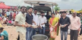 पन्हाळकर हॉस्पिटलच्या वतीने धाकटी पंढरीत हजारो भाविकांना फराळ वाटप आषाढी एकादशीनिमित्त दुसऱ्या वर्षीही सेवाभावी उपक्रम, वारकरी संप्रदायाच्या सेवेत पन्हाळकर हॉस्पिटलचा सहभाग