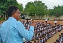 ध्येय मोठे ठेवा, नियोजनबद्ध मेहनत करा; यश तुमच्या पावलांशी येईल – जिल्हा व सत्र न्यायाधीश सत्यवान डोके दि पिपल्स एज्युकेशन सोसायटीच्या ल. ना. होशिंग विद्यालयात अमृत महोत्सवानिमित्त उच्चपदस्थ माजी विद्यार्थ्यांचे विद्यार्थ्यांशी हितगुज