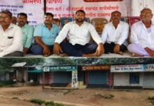 नान्नज उपोषणाचा तिसरा दिवस; गाव कडकडीत बंद, रस्ता रोकोचा इशारा महिलांचा उद्या कॅडल मार्च; बसस्थानक, राष्ट्रीयीकृत बँक, रस्ते व बंधाऱ्यांसाठी आंदोलन तीव्र होणार