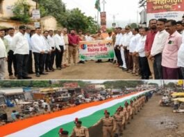 जामखेडमध्ये ७५ मीटर तिरंगा रॅलीचा जल्लोष, एनसीसी विद्यार्थ्यांनी वेधले नागरिकांचे लक्ष