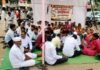 देवदैठण बनकर वस्तीच्या रस्त्यासाठी ग्रामस्थांचे उपोषण आजारी व मयत व्यक्तींनाही झोळीतून न्यावे लागते, रस्ता तातडीने करण्याची मागणी