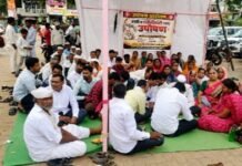 देवदैठण बनकर वस्तीच्या रस्त्यासाठी ग्रामस्थांचे उपोषण आजारी व मयत व्यक्तींनाही झोळीतून न्यावे लागते, रस्ता तातडीने करण्याची मागणी