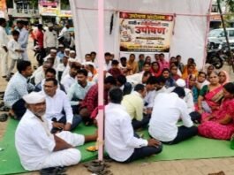देवदैठण बनकर वस्तीच्या रस्त्यासाठी ग्रामस्थांचे उपोषण   आजारी व मयत व्यक्तींनाही झोळीतून न्यावे लागते, रस्ता तातडीने करण्याची मागणी