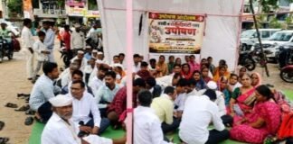 देवदैठण बनकर वस्तीच्या रस्त्यासाठी ग्रामस्थांचे उपोषण आजारी व मयत व्यक्तींनाही झोळीतून न्यावे लागते, रस्ता तातडीने करण्याची मागणी