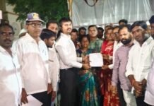 देवदैठणमधील २० कुटुंबांच्या रस्त्याचा प्रश्न; तहसीलदारांच्या आश्वासनानंतर उपोषण दुसर्या दिवशी मागे प्रशासनाकडून मागण्यांचा योग्य व कायदेशीर विचार करण्याचे आश्वासन