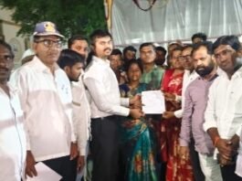 देवदैठणमधील २० कुटुंबांच्या रस्त्याचा प्रश्न; तहसीलदारांच्या आश्वासनानंतर उपोषण दुसर्‍या दिवशी मागे   प्रशासनाकडून मागण्यांचा योग्य व कायदेशीर विचार करण्याचे आश्वासन