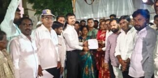 देवदैठणमधील २० कुटुंबांच्या रस्त्याचा प्रश्न; तहसीलदारांच्या आश्वासनानंतर उपोषण दुसर्या दिवशी मागे प्रशासनाकडून मागण्यांचा योग्य व कायदेशीर विचार करण्याचे आश्वासन