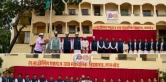 ल. ना. होशिंग विद्यालयात स्वातंत्र्यदिनाचा ७९ वा वर्धापन दिन उत्साहात साजरा माजी विद्यार्थी प्रशांत मनोहर कुलकर्णी यांच्या हस्ते ध्वजारोहण; एनसीसी संचलन, देशभक्तीपर गीतांसह विद्यार्थ्यांचे विविध गुणदर्शन