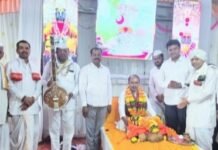 जामखेडच्या श्री नागेश्वर मंदिरात अखंड हरिनाम सप्ताहाची काल्याच्या कीर्तनाने भक्तिमय सांगता काल्याच्या कीर्तनाची सेवा शिवसेना युवा नेते आकाश बाफना यांना मिळाली