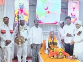 जामखेडच्या श्री नागेश्वर मंदिरात अखंड हरिनाम सप्ताहाची काल्याच्या कीर्तनाने भक्तिमय सांगता  काल्याच्या कीर्तनाची सेवा शिवसेना युवा नेते आकाश बाफना यांना मिळाली