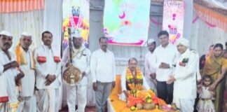 जामखेडच्या श्री नागेश्वर मंदिरात अखंड हरिनाम सप्ताहाची काल्याच्या कीर्तनाने भक्तिमय सांगता काल्याच्या कीर्तनाची सेवा शिवसेना युवा नेते आकाश बाफना यांना मिळाली