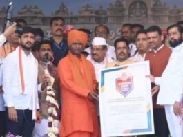अहिल्यानगरमध्ये इतिहास घडला! 5 लाख 25 हजार 511 भाविकांचे एकाच वेळी “वंदे मातरम्” गायन, विश्वविक्रम प्रस्थापित,   सरला बेटाच्या रामगिरी महाराजांच्या सप्ताहात राष्ट्रभक्तीचा महासागर