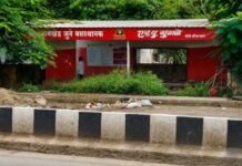 बस थांबा की तळीरामांचा अड्डा? जामखेडच्या जुन्या बस स्थानकासमोरील थांब्यावर प्रवाशांची फरफट, महामंडळाचे डोळे कधी उघडणार? उन्हात-पावसात प्रवासी उघड्यावर; बसही थांबेना! अस्वच्छता, दुर्गंधी अन् वाढलेले गवतामुळे बस थांबा बनला गैरप्रकारांचा अड्डा