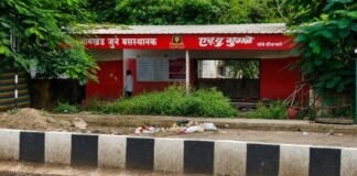 बस थांबा की तळीरामांचा अड्डा? जामखेडच्या जुन्या बस स्थानकासमोरील थांब्यावर प्रवाशांची फरफट, महामंडळाचे डोळे कधी उघडणार? उन्हात-पावसात प्रवासी उघड्यावर; बसही थांबेना! अस्वच्छता, दुर्गंधी अन् वाढलेले गवतामुळे बस थांबा बनला गैरप्रकारांचा अड्डा