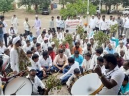 दहा दिवसांचा अल्टिमेटम! मागण्या मान्य न झाल्यास तहसील-कृषी कार्यालयाला टाळे ठोकणार  जामखेडमध्ये शेतकऱ्यांचे ‘हलगी बजाव’ आंदोलन