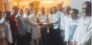 ३० वर्षांचा खंड संपला! जामखेडमध्ये पुन्हा दहीहंडीचा थरार, ‘मातोश्री लाल आखाड्या’ने पहिल्याच प्रयत्नात फोडली हंडी पुढील वर्षी भव्य-दिव्य दहीहंडी स्पर्धेचे आयोजन करणार – प्रा. मधुकर राळेभात