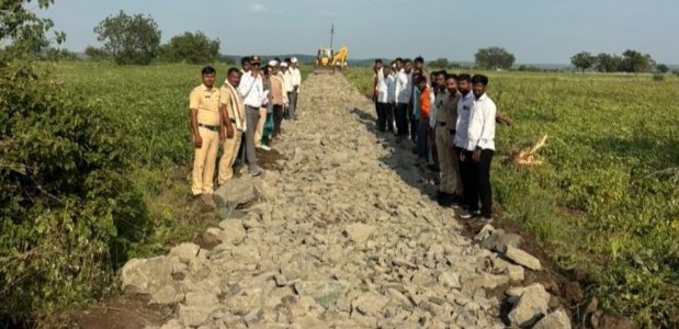 २५ वर्षांचा रस्त्याचा तिढा अखेर सुटला! बनकर वस्तीचा रस्ता प्रशासनाने खुला केला, ३०० नागरिकांना मोठा दिलासा २५ वर्षांचा रस्त्याचा तिढा अखेर सुटला! बनकर वस्तीचा रस्ता प्रशासनाने खुला केला, ३०० नागरिकांना मोठा दिलासा