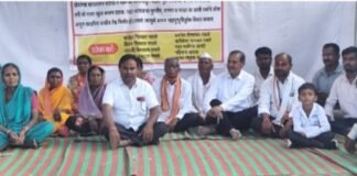 पाटोदा-खामगाव रस्त्याचा वाद पेटला! जुना रस्ता खुला करण्याच्या मागणीसाठी लहान मुलां महिलांसह कुटुंबीयांचे आमरण उपोषण सुरू