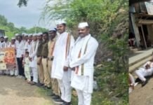 ढोल-डीजेला फाटा! टाळ-मृदंगाच्या गजरात खर्डा पोलिसांची संस्कृती जपणारी गणेश मिरवणूक ‘परंपरा जपूया, ध्वनीप्रदूषण टाळूया’चा खर्डा पोलीसांकडून अनोखा संदेश