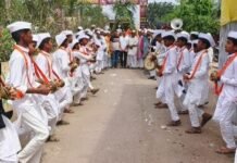 जामखेडकर थक्क! डीजे नाही, डॉल्बी नाही… फक्त टाळ-मृदंगाचा दणदणाट बैलगाडीत हिंदवी स्वराज्य युवा प्रतिष्ठानची बाप्पाचे शाही विसर्जन