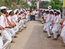 जामखेडकर थक्क! डीजे नाही, डॉल्बी नाही… फक्त टाळ-मृदंगाचा दणदणाट  बैलगाडीत हिंदवी स्वराज्य युवा प्रतिष्ठानची बाप्पाचे शाही विसर्जन
