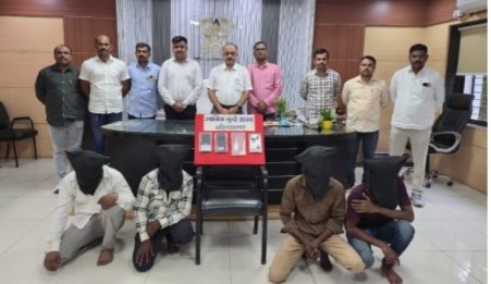 जामखेड हादरले! लोखंडी रॉडने आई-मुलाला बेदम मारहाण करत जबरी चोरी, मिलिंदनगरातील दोघे गजाआड, १ लाख १० हजारांचा मुद्देमाल जप्त जामखेड हादरले! लोखंडी रॉडने आई-मुलाला बेदम मारहाण करत जबरी चोरी, मिलिंदनगरातील दोघे गजाआड, १ लाख १० हजारांचा मुद्देमाल जप्त