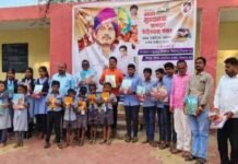 रोहित पवारांच्या वाढदिवशी विद्यार्थ्यांच्या चेहऱ्यावर फुलले हास्य! सागर मराठांकडून शालेय साहित्य अन् शाळेस संगणक भेट