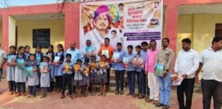 रोहित पवारांच्या वाढदिवशी विद्यार्थ्यांच्या चेहऱ्यावर फुलले हास्य! सागर मराठांकडून शालेय साहित्य अन् शाळेस संगणक भेट