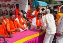 दुष्काळाच्या झळांनी होरपळलेल्या बळीराजासाठी शिवसेना मैदानात! जामखेडमध्ये ‘शेतकरी मदत केंद्र’ सुरू ७२ पेक्षाही परिस्थिती अधिक गंभीर’ — राजेंद्र दळवी