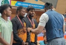 ऑल इंडिया इंटर युनिव्हर्सिटी वुशू स्पर्धेत जामखेडच्या रोहित थोरातचा कांस्यपदकावर ठसा! जम्मू-काश्मीरमध्ये दमदार कामगिरी; यापूर्वी मॉस्को स्टार आंतरराष्ट्रीय स्पर्धेतही पटकावले होते कांस्यपदक जम्मू-काश्मीर येथे नुकत्याच पार पडलेल्या ऑल इंडिया इंटर युनिव्हर्सिटी वुशू स्पर्धेत जामखेडच्या आयडियल स्पोर्ट अकॅडमीचा खेळाडू रोहित थोरात याने दमदार कामगिरी करत कांस्यपदक पटकावले. रोहितच्या या उल्लेखनीय यशामुळे जामखेडच्या क्रीडा क्षेत्राच्या शिरपेचात आणखी एक मानाचा तुरा खोवला गेला आहे. रोहित थोरात याने यापूर्वी दोन वेळा ऑल इंडिया इंटर युनिव्हर्सिटी वुशू स्पर्धेत सहभाग घेतला होता. मात्र, दोन्ही वेळा त्याला पदकाने हुलकावणी दिली होती. परंतु अपयशाने खचून न जाता सातत्यपूर्ण सराव, मेहनत आणि जिद्दीच्या जोरावर रोहितने यंदाच्या स्पर्धेत उत्कृष्ट खेळाचे प्रदर्शन केले आणि अखेर कांस्यपदकावर आपले नाव कोरले. विशेष म्हणजे, रोहितने याच वर्षी रशिया येथे झालेल्या आंतरराष्ट्रीय मॉस्को स्टार वुशू स्पर्धेतही कांस्यपदक पटकावून आंतरराष्ट्रीय स्तरावर आपल्या खेळाची छाप उमटवली आहे. त्यामुळे राष्ट्रीय तसेच आंतरराष्ट्रीय पातळीवर सातत्याने उल्लेखनीय कामगिरी करणारा खेळाडू म्हणून रोहितची वाटचाल सुरू आहे. सध्या रोहित थोरात हा कॉलेज ऑफ फिजिकल एज्युकेशन, आष्टी येथे बी.पी.एड.चे शिक्षण घेत असून, शिक्षणासोबतच वुशूच्या सरावावरही तो सातत्याने लक्ष केंद्रित करत आहे. त्याला आंतरराष्ट्रीय खेळाडू तथा राष्ट्रीय पंच लक्ष्मण उदमले तसेच उपाध्यक्ष शाम पंडित यांचे मार्गदर्शन लाभत आहे. रोहितच्या या यशाबद्दल विधानपरिषद सभापती प्रा. राम शिंदे, कर्जत-जामखेडचे आमदार रोहित पवार, जामखेड नगरपरिषदेच्या नगराध्यक्षा सौ. प्रांजल अमित चिंतामणी, विद्यापीठाचे क्रीडा संचालक डॉ. सचिन देशमुख तसेच प्राचार्य बाळासाहेब खेमगर यांनी रोहितचे अभिनंदन केले. त्याच्या पुढील क्रीडा वाटचालीस शुभेच्छा देत त्याने राष्ट्रीय व आंतरराष्ट्रीय स्तरावर आणखी मोठे यश संपादन करावे, अशी अपेक्षा व्यक्त केली. रोहित थोरातच्या या यशामुळे जामखेडच्या क्रीडा क्षेत्रातील गुणवत्तेला पुन्हा एकदा राष्ट्रीय पातळीवर अधोरेखित होण्याची संधी मिळाली असून, त्याच्या पुढील कामगिरीकडे क्रीडाप्रेमींचे लक्ष लागले आहे.